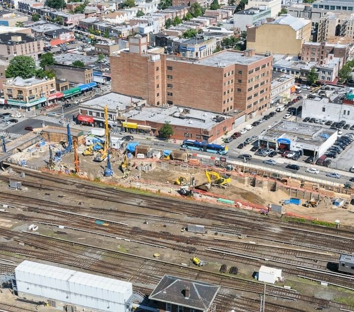 Crossing at Jamaica Station Construction 2 1121 007 011 web